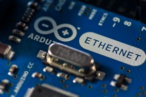 Ethernet ha demostrado ser un método seguro y económico para estandarizar comunicaciones entre dispositivos.